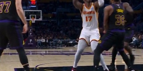 炉火纯青！斯玛特连续造成老鹰进攻犯规 湖人持续扩大领先