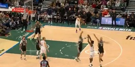 pg麻将胡了官网-哈达威里突外投连拿5分领先雄鹿17分，字母哥在场下眼神迷离